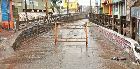 கனமழையால், விழுப்புரத்தில் கீழ்பெரும்பாக்கம் தரைப்பாலம் மூழ்கியது. இதனால், அப்பகுதியில் போக்குவரத்து தடை செய்யப்பட்டது.