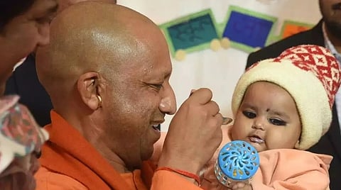 உ.பி. முஸ்லிம் குழந்தைக்கு அன்னபிரசன்னம் செய்த முதல்வர் யோகி ஆதித்யநாத்