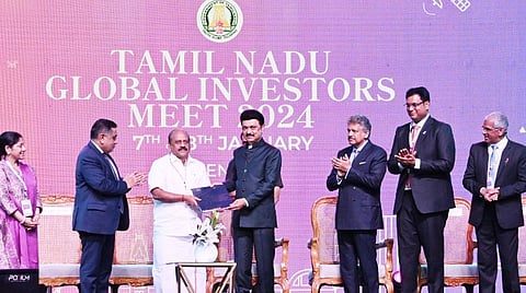 உலக முதலீட்டாளர் மாநாட்டில் குறு, சிறு, நடுத்தர தொழில் நிறுவனங்கள் மூலம் மேற்கொள்ளப்பட்ட ஒப்பந்தங்களின் தொகுப்பை அமைச்சர் தா.மோ.அன்பரசன் முதல்வர் ஸ்டாலினிடம் வழங்கினார். உடன், இங்கிலாந்து இணை அமைச்சர் லார்டு தாரிக் அகமது, மகேந்திரா குழும தலைவர் ஆனந்த் மகேந்திரா, அமைச்சர் டிஆர்பி ராஜா, தலைமைச் செயலர் சிவ்தாஸ் மீனா. படம்: எஸ்.சத்தியசீலன்
