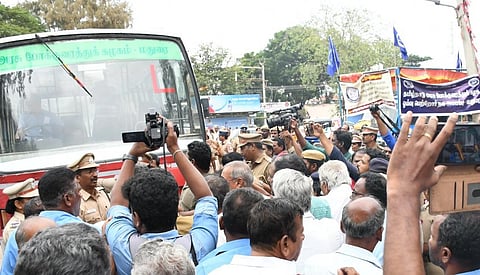 மதுரையில் ஆர்ப்பாட்டத்தில் ஈடுபட்ட போக்குவரத்து தொழிற்சங்கத்தினர் | படங்கள்: எஸ்.கிருஷ்ணமூர்த்தி.