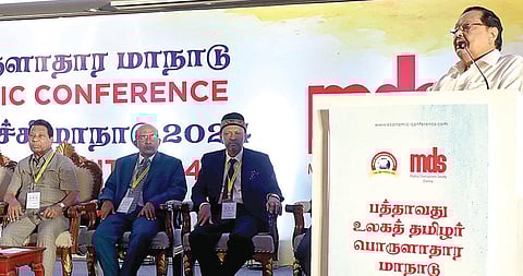 சென்னை வளர்ச்சி கழகம் நடத்தும் 10-வது உலகத் தமிழர் பொருளாதார மாநாட்டை சென்னையில் தொடங்கி வைத்துப் பேசுகிறார் தமிழக நீர்வளத் துறை அமைச்சர் துரைமுருகன்.
| படம்: அகிலா ஈஸ்வரன் |