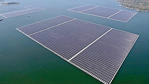 சூரிய ஒளி மின் உற்பத்திக்காக நர்மதா நதியில் பொருத்தப்பட்டுள்ள சோலார் தகடுகள்.