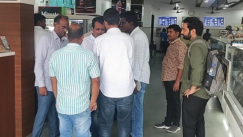 கரூர் கோவை சாலையில் உள்ள அமைச்சர் செந்தில்பாலாஜியின் ஆதரவாளருக்குச் சொந்தமான உணவகத்தில் வருமான வரித் துறை மதிப்பீட்டுப் பிரிவு அதிகாரிகள் ஆய்வு செய்தனர்