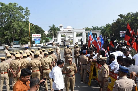 சேலம் பெரியார் பல்கலைக்கழகத்திற்கு ஆளுநர் வருகையை கண்டித்து கருப்புக் கொடி காண்பிப்பதற்காக குவிந்துள்ள திமுக மற்றும் கூட்டணிக் கட்சியினர். படங்கள் எஸ். குரு பிரசாத்