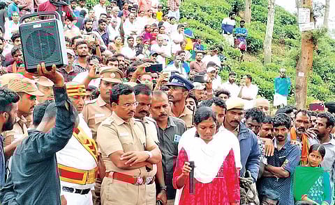 பந்தலூரில் போராட்டத்தில் ஈடுபட்ட மக்களிடம் பேச்சுவார்த்தை நடத்திய மாவட்ட ஆட்சியர் மு.அருணா, காவல் கண்காணிப்பாளர் ப.சுந்தரவடிவேலு. | கோப்பு படம்