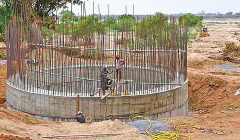 மண்ணச்சநல்லூர் வட்டம் கிளியநல்லூர் பகுதியில் கொள்ளிடம் ஆற்றில் அமைக்கப்பட்டு வரும் ஆழ்துளை கிணறு.
| படங்கள்: ர. செல்வமுத்துகுமார் |