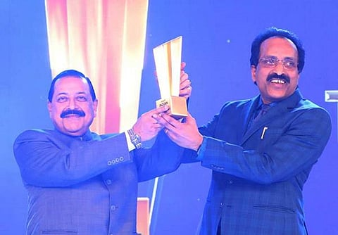இஸ்ரோவுக்கு 2023-க்கான ‘இந்தியன் ஆஃப் தி இயர்’ விருதை வழங்கியது மத்திய அரசு