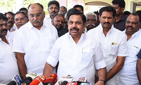 சேலம் காமலாபுரம் விமான நிலையத்தில் அதிமுக பொதுச் செயலாளர் பழனிசாமி.