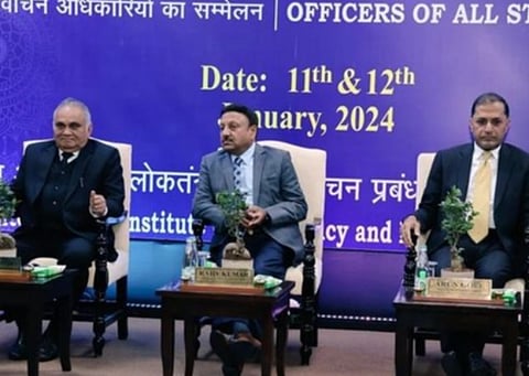 மக்களவை தேர்தல் தொடர்பான 2 நாள் ஆலோசனை கூட்டம் டெல்லியில் நேற்று தொடங்கியது. இதில் தலைமை தேர்தல் ஆணையர் ராஜீவ் குமார், தேர்தல் ஆணையர்கள் அனுப் சந்திர பாண்டே, அருண் கோயல் ஆகியோர் கலந்து கொண்டனர்.