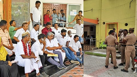 திருநெல்வேலி மாநகராட்சி அலுவலத்தில் பிரதான வாயில்முன் அமர்ந்து கடந்த சில நாட்களுக்குமுன் போராட்டத்தில் ஈடுபட்ட திமுக கவுன்சிலர்கள் (கோப்பு படம்)