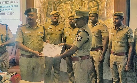 மாவட்ட காவல் துறையின் ‘லைஃப் கார்ட்ஸ்’ குழுவினரை பாராட்டி சான்றிதழ் வழங்கிய மாவட்ட காவல் கண்காணிப்பாளர் பத்ரி நாராயணன்.