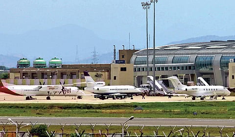 மதுரை விமானநிலையத்தில் நிற்கும் விமானங்கள். | படங்கள்: எஸ்.கிருஷ்ணமூர்த்தி |