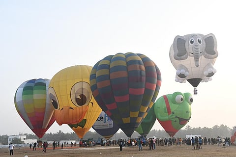 பொள்ளாச்சியில் நடைபெற்ற சர்வதேச பலூன் திருவிழாவில் வானில் பறந்த வண்ண பலூன்கள். படங்கள்: ஜெ.மனோகரன்.