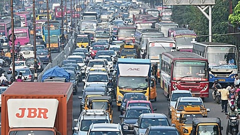 தாம்பரம் ஜி.எஸ்.டி. சாலையில் நேற்று ஏற்பட்ட போக்குவரத்து நெரிசலில் சிக்கித் தவித்த வாகனங்கள்.