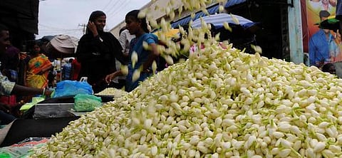 தோவாளையில் மல்லிகை கிலோ ரூ.2,500-க்கு விற்பனை