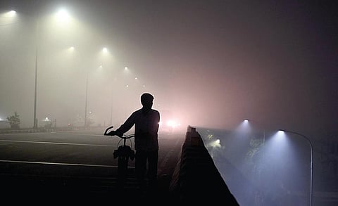 பாடி மேம்பாலத்தில் அதிகாலையில் சாலையோர விளக்குகள் வெளிச்சத்தில் தெரிந்த புகைமூட்டம்.
| படம்: எஸ்.சத்தியசீலன் |