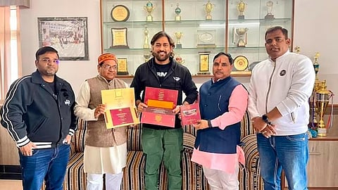 அயோத்தி ராமர் கோயில் கும்பாபிஷேகம்: தோனிக்கு நேரில் அழைப்பு