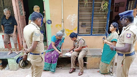 பிரதமர் மோடி வருகையை முன்னிட்டு ரங்கம் கோயில் பகுதியில் உள்ள வீடுகளில் கணக்கெடுப்பு நடத்தும் பணியில் ஈடுபட்ட போலீஸார்.