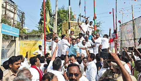 பெரியகுளத்தில் அதிமுக கொடியேற்றும்போது தகராறில் ஈடுபட்ட இபிஎஸ் மற்றும் ஓபிஎஸ் அணியினர்.