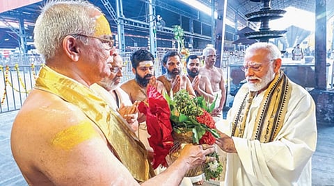 குருவாயூர் கிருஷ்ணர் கோயிலில் வழிபாடு: கேரளாவில் ரூ.4,000 கோடி திட்டங்களை தொடங்கினார் பிரதமர்