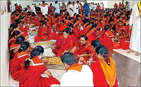 அயோத்திக்கு அனுப்ப ஒரு லட்சம் லட்டு பேக்கிங் பணியில் திருப்பதி தேவஸ்தானம் மும்முரம்