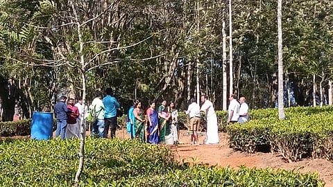 கோடநாடு எஸ்டேட்டில் ஜெயலலிதாவுக்கு சிலை, மணி மண்டபம் அமைக்க பூமி பூஜை: ஆகஸ்டில் திறப்பு - சசிகலா பேட்டி