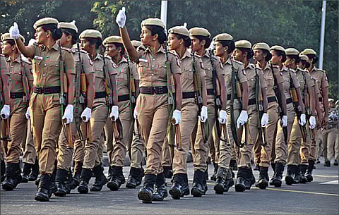 குடியரசு தினத்தையொட்டி, பல்வேறு மாநில கலைஞர்களின் நடன ஒத்திகை மற்றும் காவலர்களின் அணிவகுப்பு ஒத்திகை நிகழ்ச்சி ஆகியவை சென்னை காமராஜர் சாலையில் நேற்று நடைபெற்றன. படங்கள்: ம.பிரபு