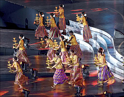 கேலோ இந்தியா இளைஞர் விளையாட்டுப் போட்டிகள் தொடக்க விழாவில், நடைபெற்ற கலைஞர்களின் நடன நிகழ்ச்சிகள், மாணவிகளின் நாட்டிய நிகழ்ச்சிகள் உள்ளிட்ட பல்வேறு கலைநிகழ்ச்சிகள் பார்வையாளர்களைக் கவர்ந்தன.படங்கள்: எஸ்.சத்தியசீலன்.