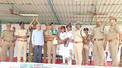 சென்னை போக்குவரத்து காவல் துறை சார்பில் செயின்ட் ஜார்ஜ் ஆங்கிலோ இந்தியன் மேல்நிலைப்பள்ளியில் நேற்று நடைபெற்ற விழிப்புணர்வு நிகழ்ச்சியில், 67 பள்ளிகளைச் சேர்ந்த மாணவ மாணவியர் பங்கேற்றனர். சாலை பாதுகாப்பை வலியுறுத்தும் விதமாக பல்வேறு கருப்பொருள்களை மையப்படுத்தி மாணவர்கள் அதன் மாதிரி வடிவமைப்பை காட்சிப்படுத்தியிருந்தனர். சிறந்த மாதிரி வடிவமைப்புக்கான முதல் பரிசு பெற்ற ஆதம்பாக்கம் டிஏவி பள்ளி மாணவிகள் அஹன்யா, ஹன்சிகாவுக்கு காவல் ஆணையர் சந்தீப் ராய் ரத்தோர் ரூ.50,000 வழங்கிப் பாராட்டினார்.