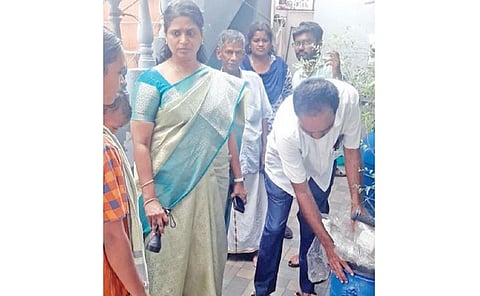 கோவை மாவட்டம் காரமடையில் குடியிருப்பு பகுதியில் டெங்கு கொசு பரவல் தடுப்பு குறித்து ஆய்வு மேற்கொண்ட சுகாதாரத் துறை அதிகாரிகள்.