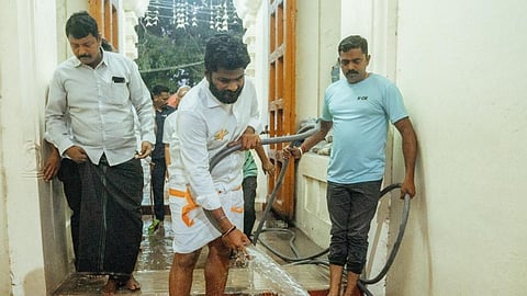 ராமேஸ்வரத்தில் உள்ள கோயிலில் பாஜக மாநிலத் தலைவர் அண்ணாமலை தூய்மைப்பணியில் ஈடுபட்டார்.