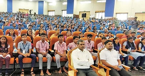 மாணவர்களை ஆச்சரியப்படுத்திய சந்திரயான்-3 திட்ட இயக்குநர் வீரமுத்துவேல்