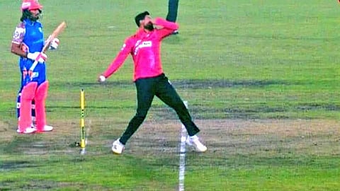 வங்கதேச பிரீமியர் லீக் கிரிக்கெட்டில் அடுத்தடுத்து 3 நோ-பால் வீசிய ஷோயப் மாலிக்