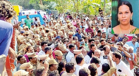 கனிமவள லாரி மோதி பெண் உயிரிழப்பு - குலசேகரம் அருகே சடலத்துடன் சாலை மறியல்