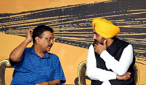 டெல்லி முதல்வர் அரவிந்த் கேஜ்ரிவால் உடன் பஞ்சாப் முதல்வர் பகவந்த் மான் | கோப்புப் படம்