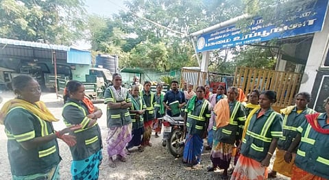 கள்ளக்குறிச்சி நகராட்சி தூய்மைப் பணியாளர்கள்.