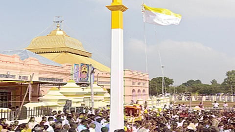 வடலூர் சத்திய ஞான சபையில் நேற்று நடைபெற்ற தைப்பூச ஜோதி தரிசனக் கொடியேற்றம்.