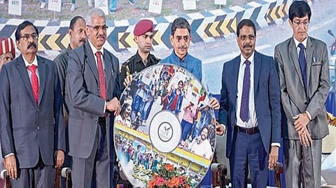 தேர்தல் ஆணையம் சார்பில், தேசிய வாக்காளர் தின விழா சென்னை கலைவாணர் அரங்கில் நேற்று நடந்தது. இதில், பள்ளி, கல்லூரி அளவில் நடந்த பல்வேறு போட்டிகளில் வெற்றி பெற்ற மாணவர்களுக்கு ஆளுநர் ஆர்.என்.ரவி பரிசுகளை வழங்கி வாக்காளர் விழிப்புணர்வு வீடியோவை வெளியிட்டார். உடன், தமிழகத் தலைமை தேர்தல் அதிகாரி சத்யபிரத சாஹூ, தலைமைச் செயலர் சிவ் தாஸ் மீனா, சென்னை மாநகராட்சி ஆணையர் ஜெ.ராதாகிருஷ்ணன் உள்ளிட்டோர்.படம்: எஸ்.சத்தியசீலன்