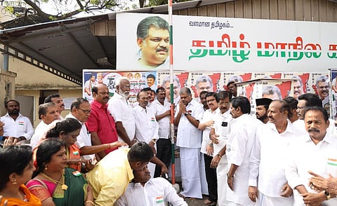 கட்சி அலுவலகங்களில் குடியரசு தினவிழா: கொடியை ஏற்றி தலைவர்கள் மரியாதை