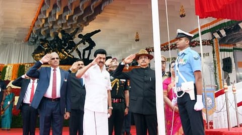 சென்னை மெரினா கடற்கரை சாலையில் நடைபெற்ற குடியரசு தின விழாவில், ஆளுநர் ஆர்.என்.ரவி, தேசியக் கொடியை ஏற்றிவைத்து மரியாதை செலுத்தினார். அருகில் முதல்வர் ஸ்டாலின் உள்ளிட்டோர்.