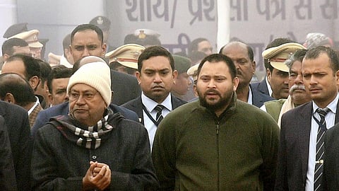 பிஹார் | எம்எல்ஏக்கள் கூட்டம் நடத்தும் பாஜக, காங்கிரஸ்: ஐஏஎஸ், ஐபிஎஸ் அதிகாரிகள் பணியிட மாற்றம்