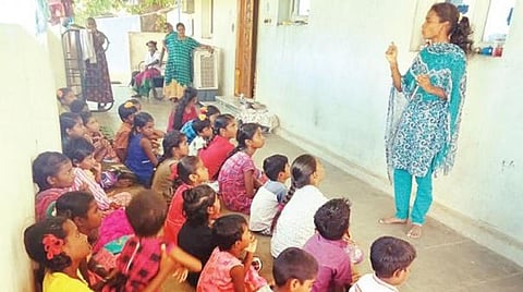 இல்லம் தேடி கல்வித் திட்ட தன்னார்வலர்கள் பள்ளிகளில் பணியாற்றக் கூடாது: தலைமை ஆசிரியர்களுக்கு கல்வித் துறை உத்தரவு