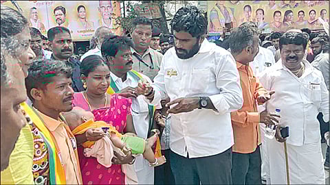 உளுந்தூர்பேட்டையில் நேற்று ‘என் மண், என் மக்கள்’ யாத்திரை மேற்கொண்டபோது கட்சிப் பிரமுகரின் குழந்தைக்கு பெயர் சூட்டினார் பாஜக மாநிலத் தலைவர் அண்ணாமலை.