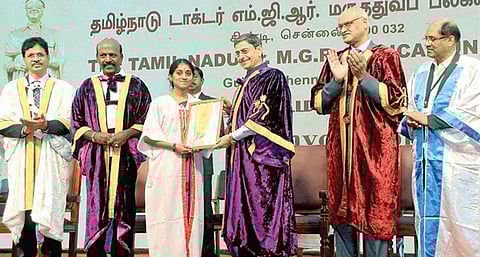 தமிழ்நாடு டாக்டர் எம்ஜிஆர் மருத்துவப் பல்கலைக்கழகத்தின் 36-வது பட்டமளிப்பு விழா சென்னை கிண்டியில் உள்ள பல்கலைக்கழக வளாகத்தில் நேற்று நடைபெற்றது. இதில், அதிகபட்சமாக 10 தங்கப் பதக்கங்களை வென்ற சென்னை இஎஸ்ஐ மருத்துவக் கல்லூரி மாணவி சிந்துவுக்கு ஆளுநர் ஆர்.என்.ரவி பட்டம் வழங்கினார். படம்: எஸ்.சத்தியசீலன்