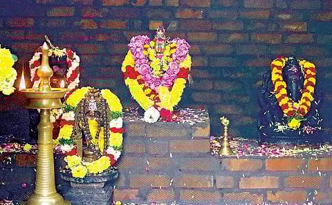 சென்னை ராஜா அண்ணாமலைபுரத்தில் அமைந்துள்ள ஐயப்பன் கோயிலில் வரும் மார்ச் 27-ல் குடமுழுக்கு விழா நடைபெறுகிறது. இதையொட்டி அக்கோயிலில் பாலாலயம் நிகழ்ச்சி நேற்று நடைபெற்றது.