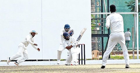 கோவையில் நடைபெற்றுவரும் ரஞ்சி கிரிக்கெட் போட்டியில் தமிழ்நாடு அணியின் பந்து வீச்சை விளாசிய சண்டிகார் அணியின் வீரர் அன்கித் கவுசிக். படம்: ஜெ.மனோகரன்