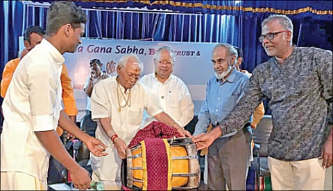 அண்ணாமலைப் பல்கலைக்கழக மாணவர் கோபால கிருஷ்ணனுக்கு டி.வி.கோபாலகிருஷ்ணன் தவில் வாத்தியம் வழங்கினார். உடன் நல்லி குப்புசாமி.