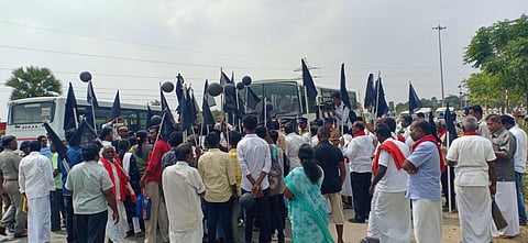 ஆளுநருக்கு எதிராக கருப்புக் கொடி காட்டத் திரண்ட மக்கள்