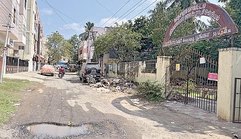 மேடவாக்கத்தில் சேதமடைந்து காணப்படும் பாபுநகர் சாலை.