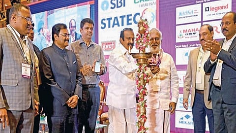 கிரெடாய் தமிழ்நாடு சார்பில் நடைபெற்ற ‘ஸ்டேட்கான்’ என்ற கருத்தரங்கை அமைச்சர்கள் சு.முத்துசாமி, பி.கே.சேகர்பாபு ஆகியோர் நேற்று தொடங்கி வைத்தனர். உடன், நகர ஊரமைப்பு இயக்குநர் பி.கணேசன், ஸ்டேட்கான் கருத்தரங்க தலைவர் ஹபிப், கிரெடாய் தமிழ்நாடு தலைவர் ஆர்.இளங்கோவன், கிரெடாய் தேசிய துணைத் தலைவர் தர் உள்ளிட்டோர். படம்: ம.பிரபு